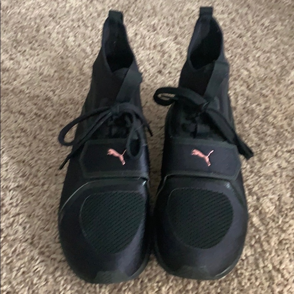 Black Men’s Pumas sz 10